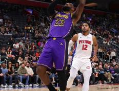 28quan-包含西亚卡姆回归赛场，爆冷首场状态亮眼，湖人观众沸腾！的词条