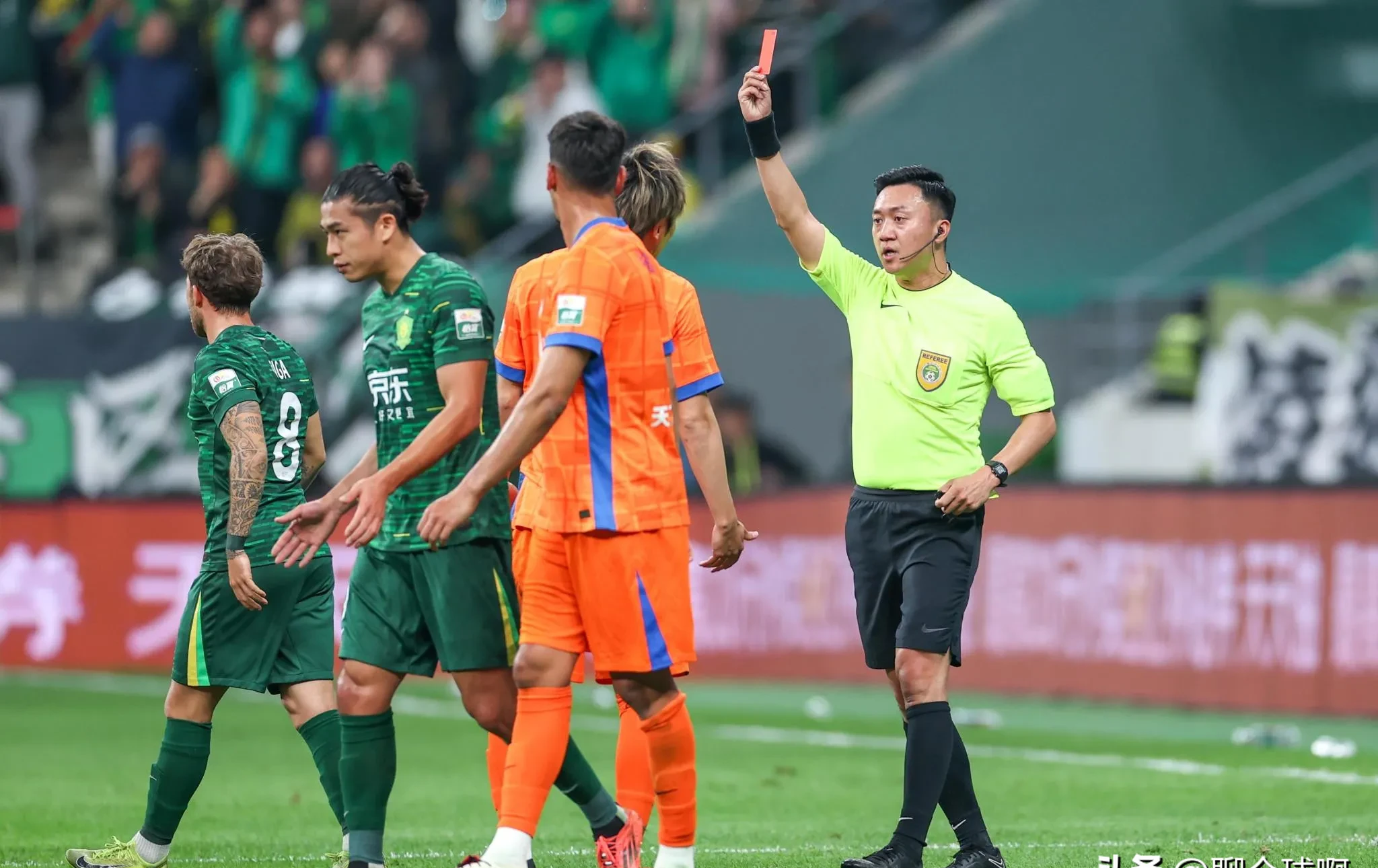 28quan-泰山雷霆队鏖战塞外金雕队，羽毛球常规赛失利，核心复出即建功。争冠格局再洗牌的简单介绍